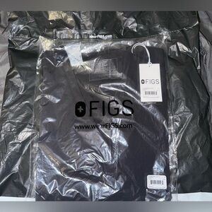 Size small Women’s Figs charcoal Casma Three-Pocket Scrub Top.